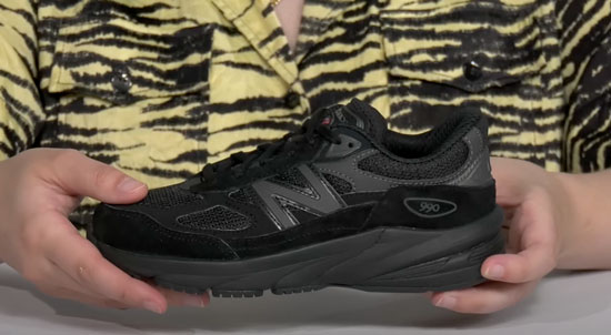 990v6 New Balance shoe with laces in black for kids.