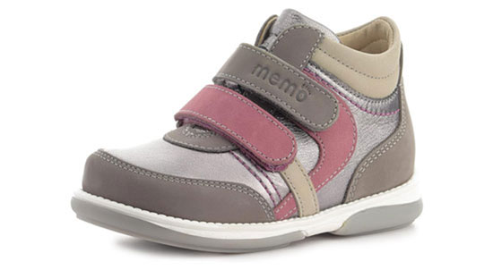 Orthopedic shoe for kids made by Memo in grey and pink with double velcro straps.