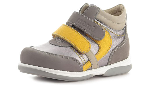 Orthopedic shoe for kids made by Memo in grey and yellow with double velcro straps.