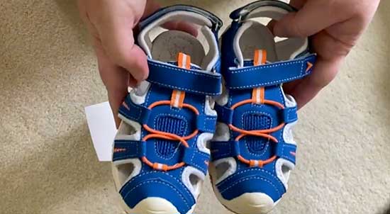 Supportive sandals for toddlers with flat feet.