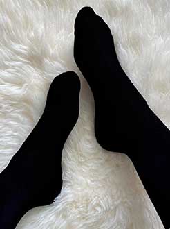 Black seamless socks for boys.