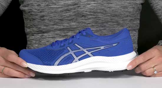 Supportive Asics Cumulus running shoe for kids in navy blue.