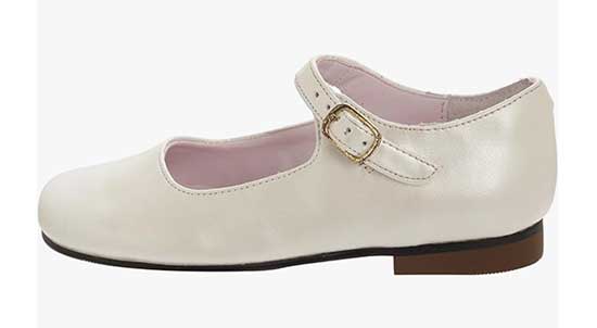 White Mary Jane shoe for girls with narrow feet.