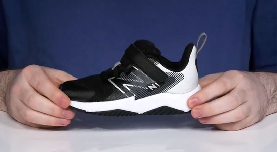 New Balance Rave Run v2 in black for toddler boys.