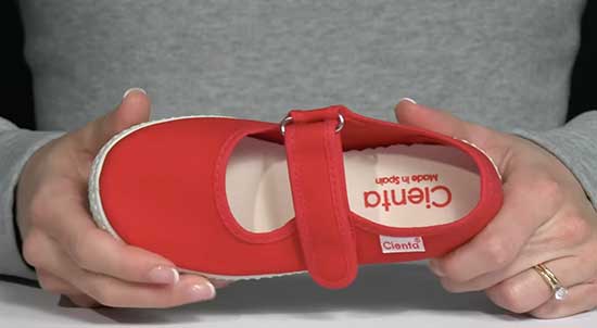 Cienta red Mary Jane shoes for girls.