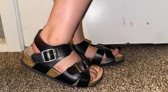 Cute black leather sandals for girls with flat feet.