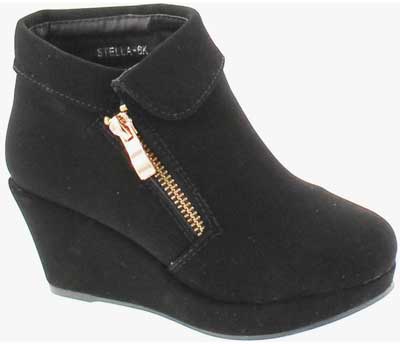 Girl's platform boot with a side zipper.