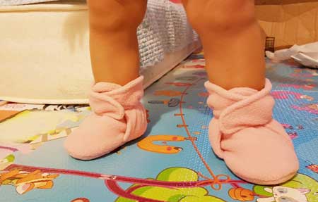 Newborn booties in pink.